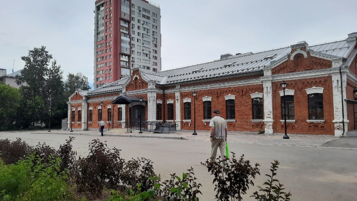     Власти намерены продать долю в бывшем здании офицерского клуба, входящего в состав комплекса Тобольских казарм в Нижнем Новгороде. Об этом говорится в постановлении, подписанном мэром Юрием Шалабаевым 6 июля.