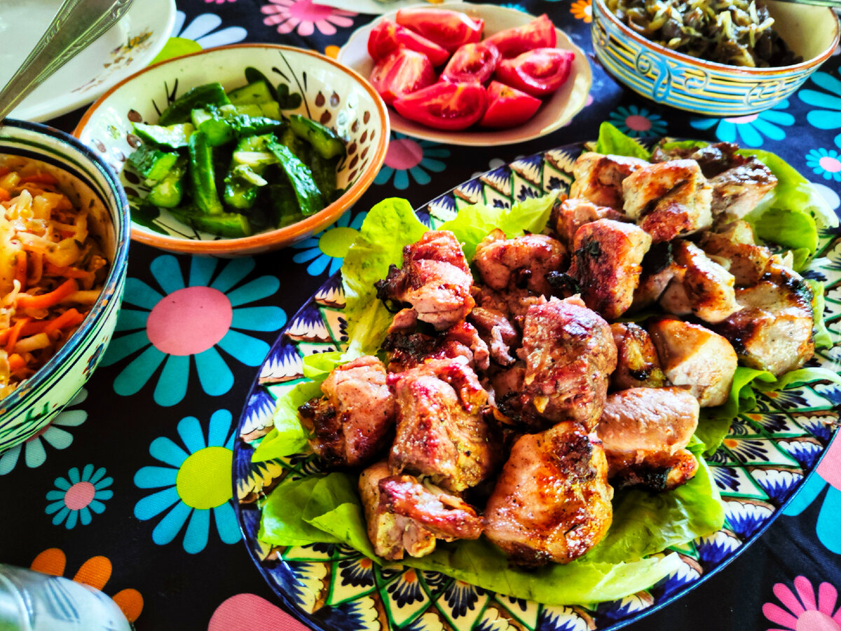 Пользуясь прекрасной погодой, снова обедаем в беседке и готовим мясо на мангале 😊 Шашлык из свинины с разнообразными овощными закусками 🤤