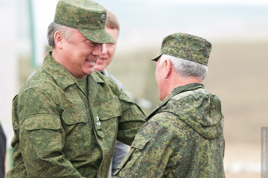 Военное решение. Военная форма от Юдашкина с погоном на груди. Военная форма 2012 года. Форма армии России 2012. Военно Полевая форма с погонами.