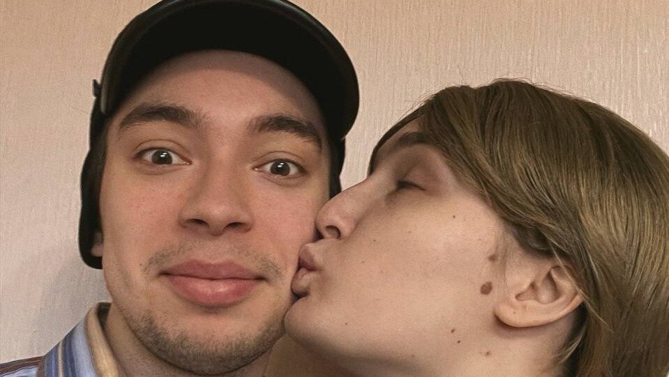     Известная благодаря Тик-току и юмористическим видео блогерша Полина из Нефтекамска вышла замуж. На двоих у пары На двоих у них почти 8 миллионов подписчиков.