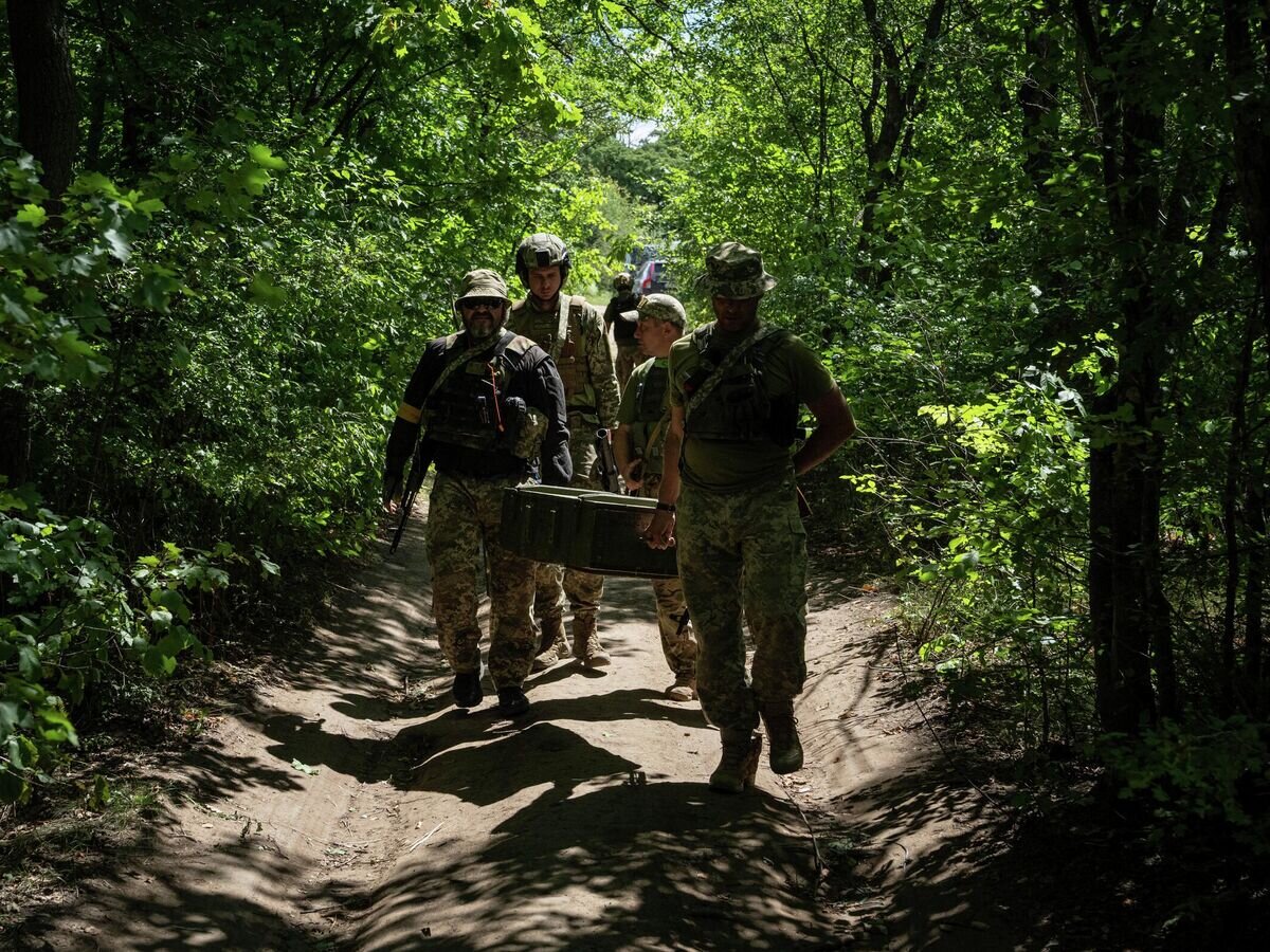    Украинские военные© AP Photo / Evgeniy Maloletka