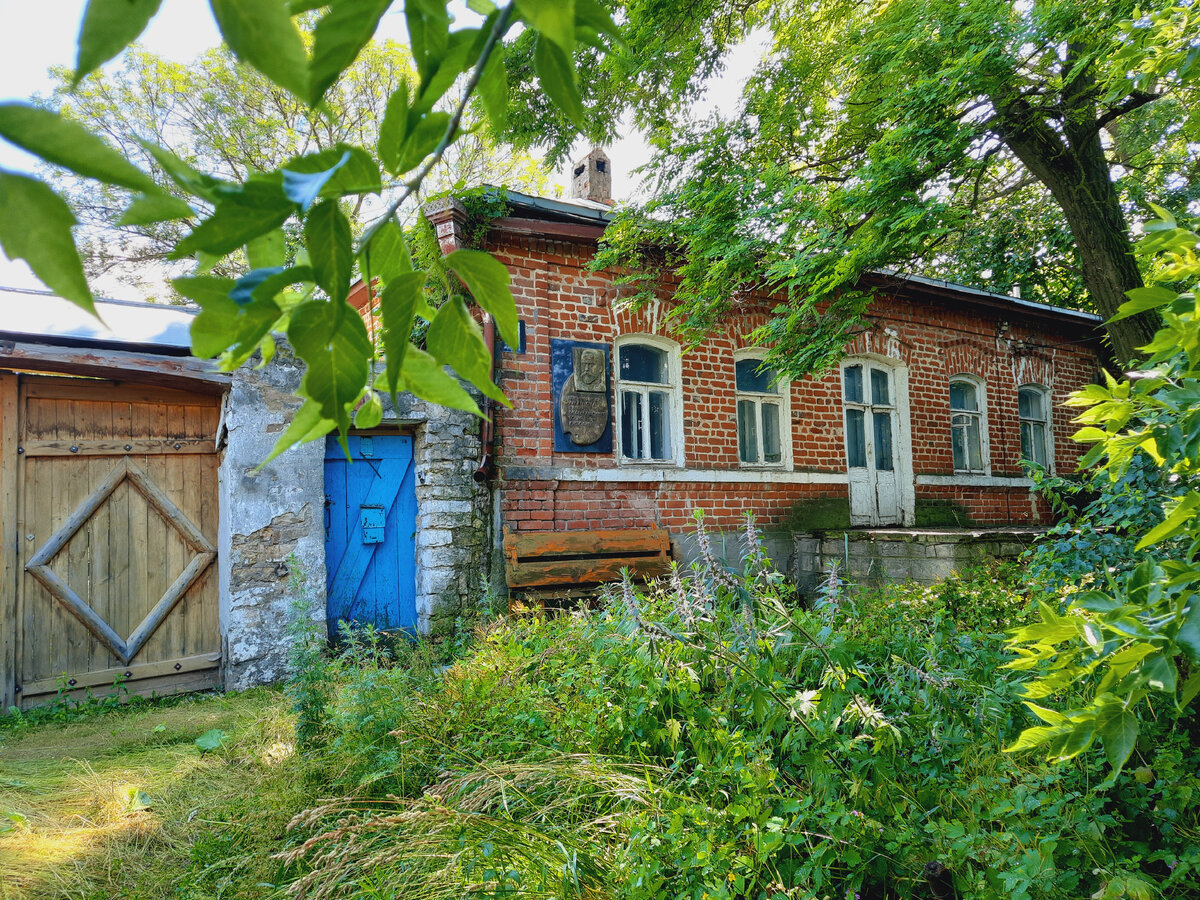 Здесь в 1926 году жил и работал великий русский художник Борис Кустодиев