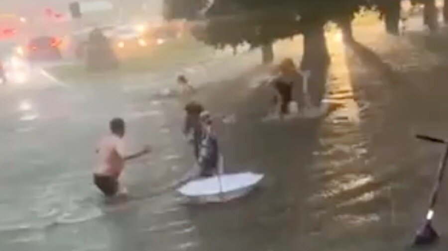    Сбитые с ног горожане упали в воду.