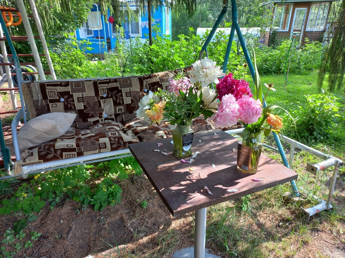 Место для отдыха теперь не просто уютно обложено подушечками, а еще и красиво обрамлено букетами. Только, где находится хозяйка? - В работах!