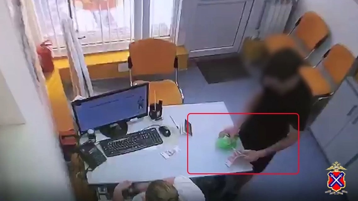    30-летний мужчина с кирпичом в пакете ограбил офис микрозаймов в Ворошиловском районе Волгограда, сообщает региональное ГУ МВД.
