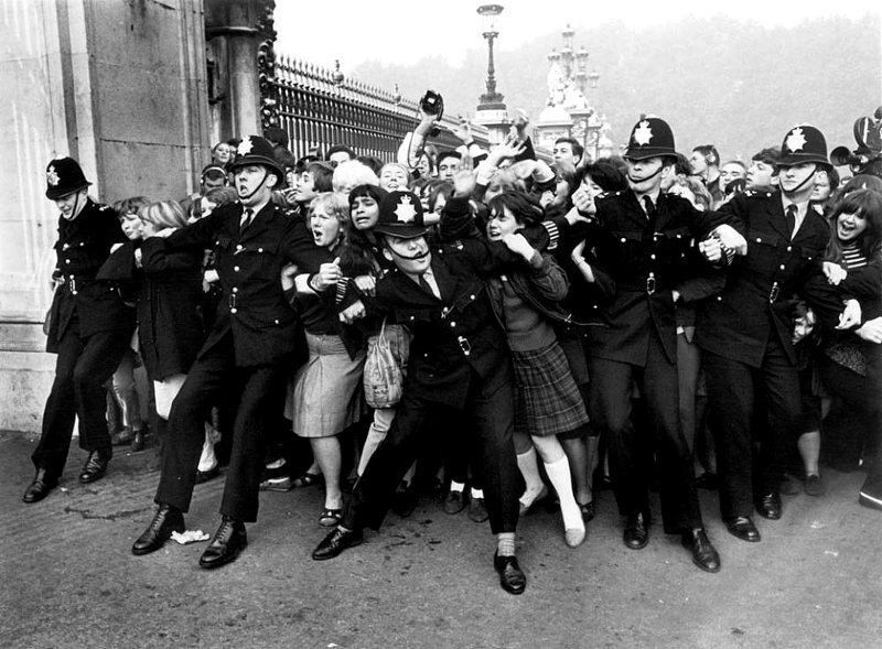 Январь 1969 года, полиция и фанаты. Фото с quora.com.