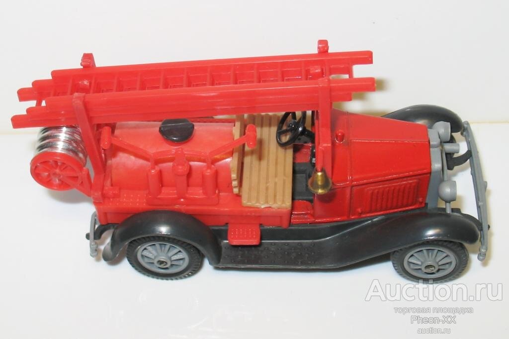 Образец второй половины 90-х. Характерные черты: серые диски и пр. фурнитура - полное отсутствие хрома, детали надстройки отлиты из цветного пластика и не окрашены (могут быть красные, черные, коричневые, желтые, полупрозрачные), пластиковые крылья. 