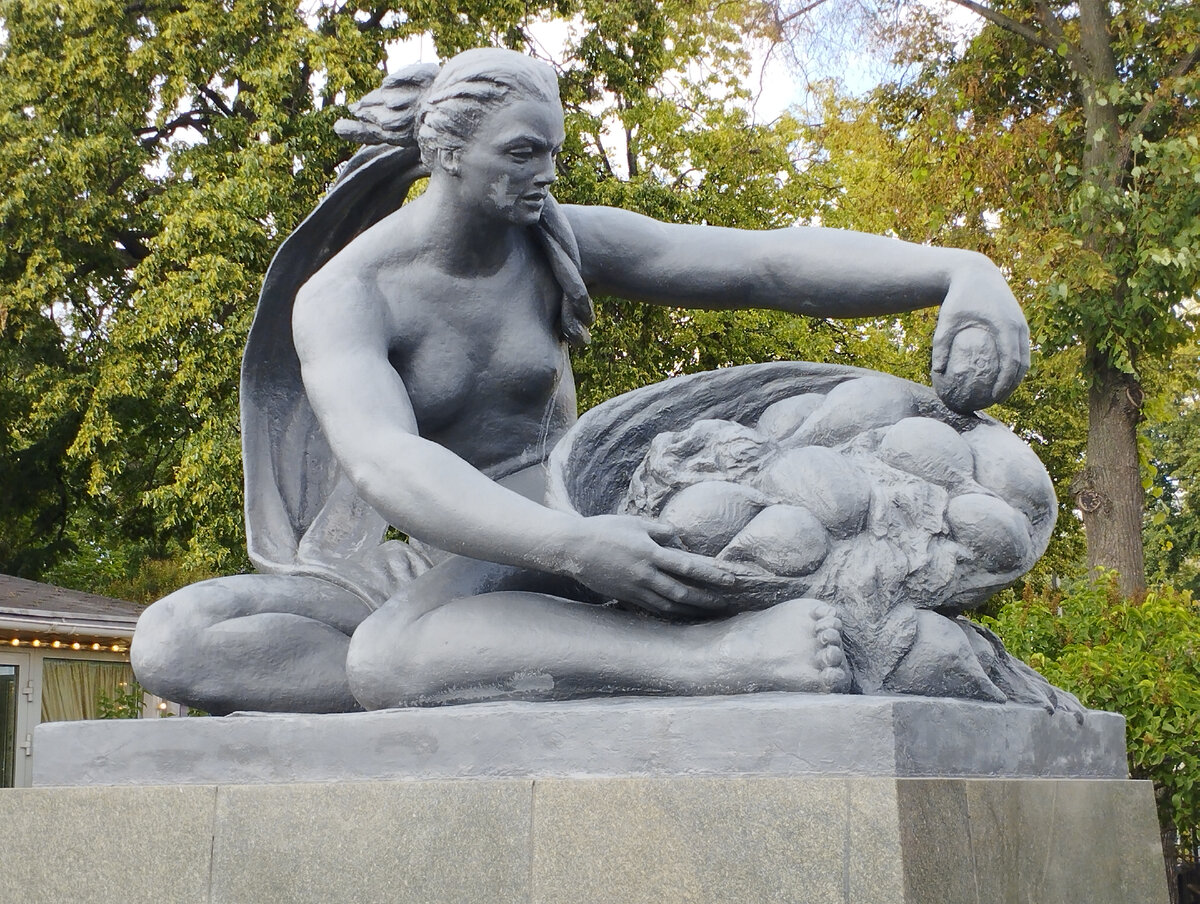 Скульптурная композиция "Земля" (ФОТО АВТОРА)