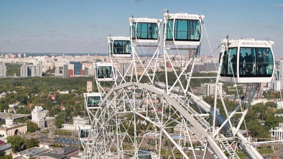    На ВДНХ в Москве остановилось колесо обозрения Анна Белая