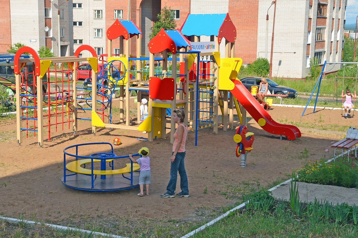 Детские площадки можно ли гулять. Детские площадки. Детские дворовые площадки. Двор с детской площадкой. Детская игровая площадка во дворе.