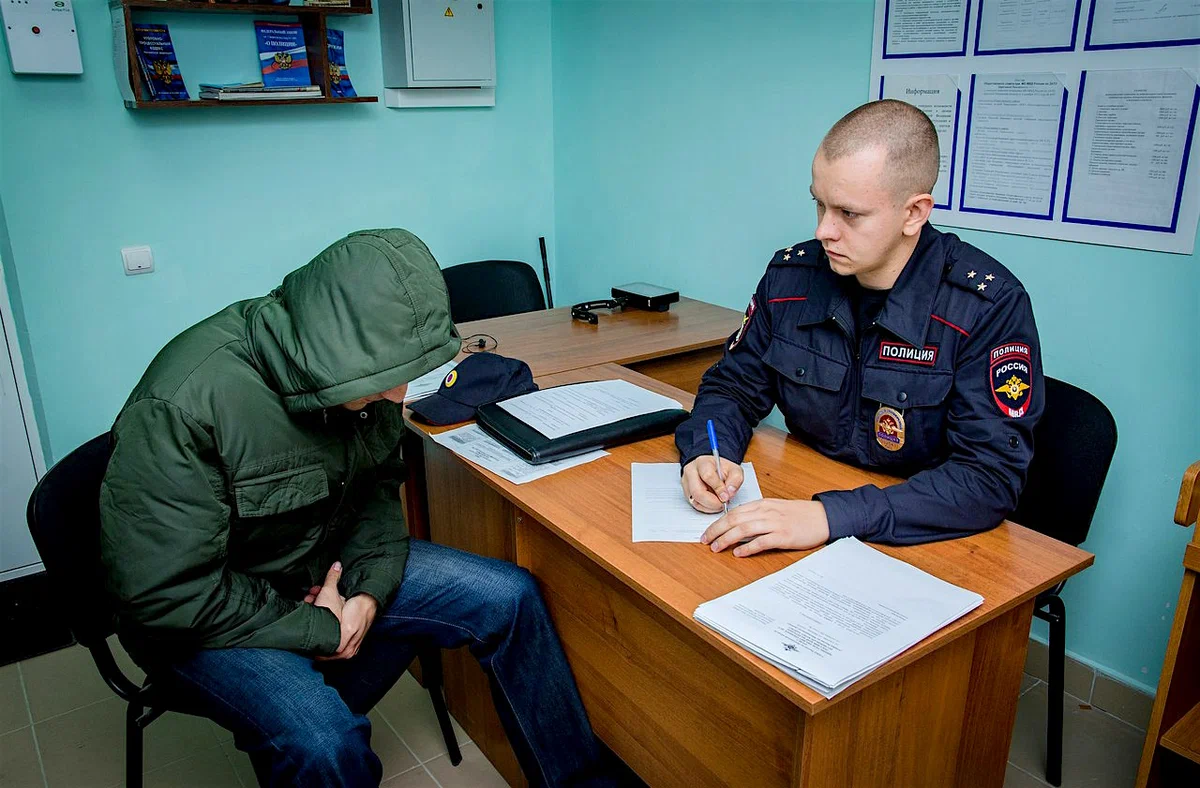 Следователь допрашивает обвиняемого. Допрос в полиции. Следователь допрашивает. Следователь и преступник. Полиция допрашивает преступника