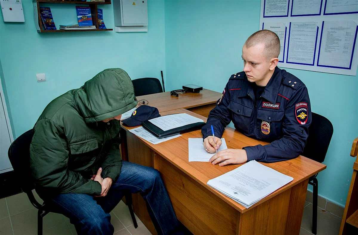 Психологическое воздействие следователя. Следователь на допросе. Допрос в полиции. Следователь допрашивает. Следователь и преступник.