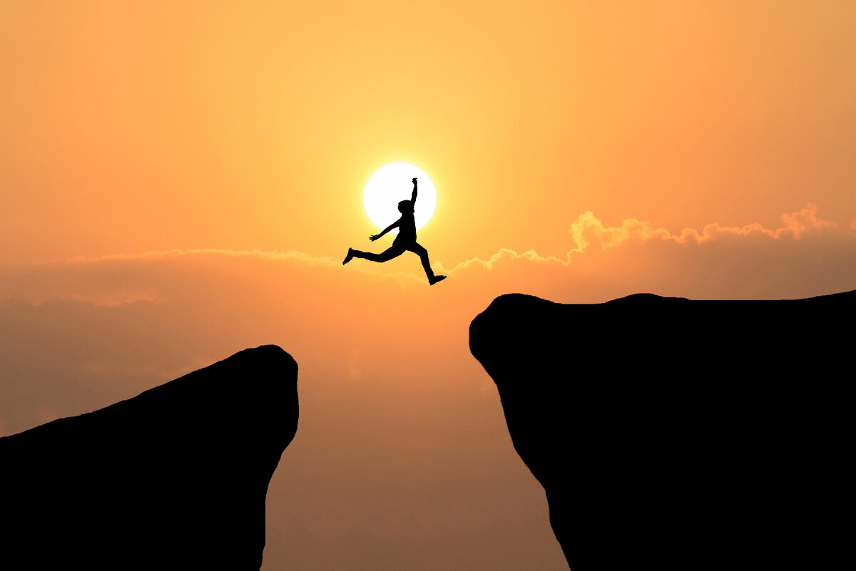 <a href="https://ru.freepik.com/free-photo/courage-man-jump-through-the-gap-between-hill-business-concept-idea_1151013.htm#query=%D1%81%D0%B0%D0%BC%D0%BE%D1%80%D0%B0%D0%B7%D0%B2%D0%B8%D1%82%D0%B8%D0%B5&position=7&from_view=search&track=sph">Изображение от jigsawstocker</a> на Freepik