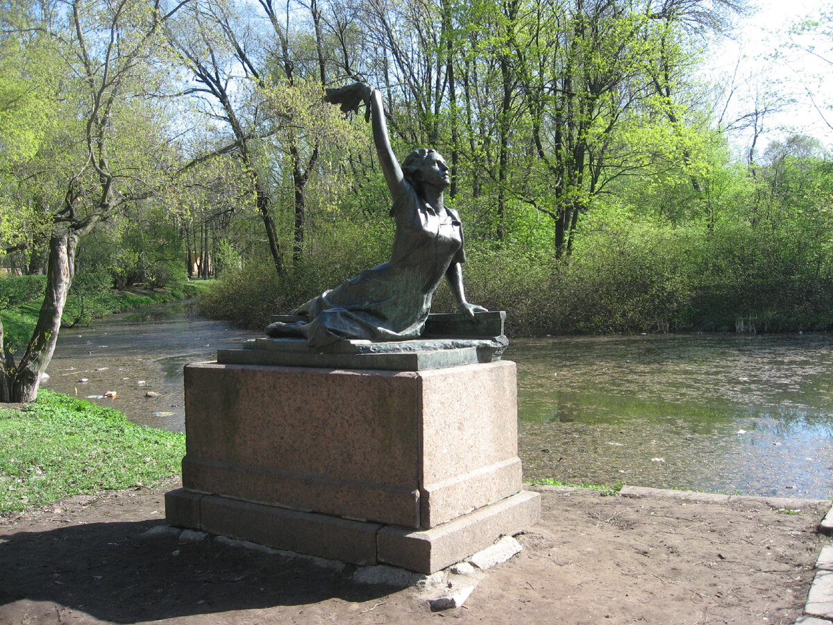 Раймонда Дьен. Памятник в Санкт-Петербурге.