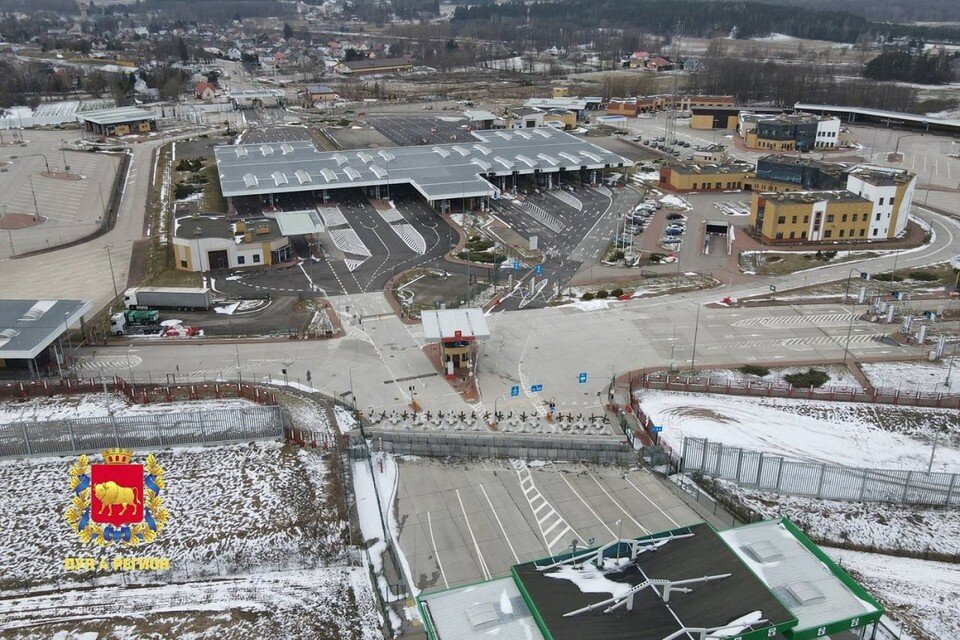     Польша перекрыла погранпереходы с Беларусью бетонными блоками и противотанковыми ежами. Фото: телеграм-канал «Пул 4 Регион»