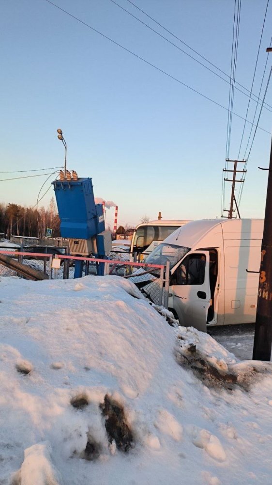    В Сургуте «Газель» врезалась в линию электропередачи и оставила без света целый поселок