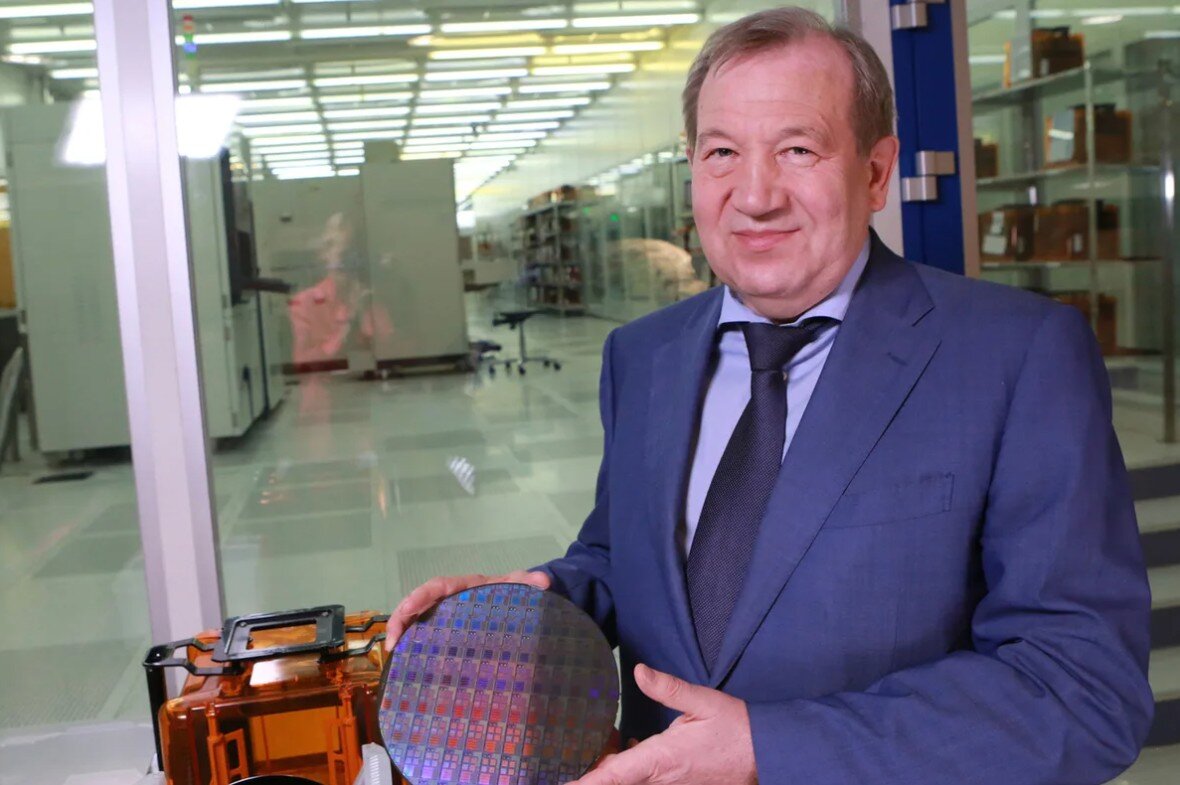 Геннадий Яковлевич Красников имеет прямое отношение к проблеме развития в России полупроводниковой индустрии. Он - учёный в области физики полупроводников, полупроводниковых приборов, технологии создания сверхбольших интегральных схем (СБИС) и проблем обеспечения качества их промышленного производства; автор и соавтор более 400 научных работ в российских и зарубежных рецензируемых изданиях; имеет 4 научных монографии и более 40 авторских свидетельств и патентов.