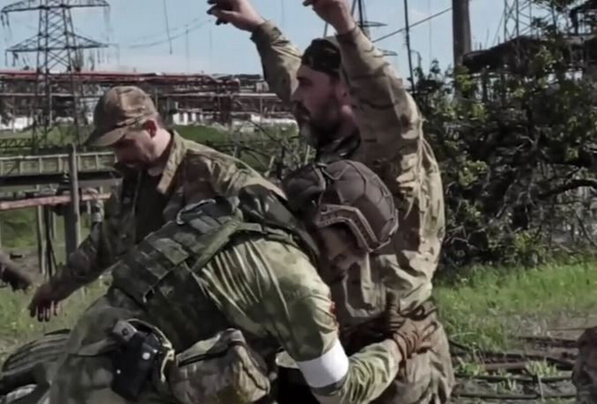 Обмен боевиков запрещенного в России неонацистского полка «Азов» нанес серьезный моральный удар по российским военным.