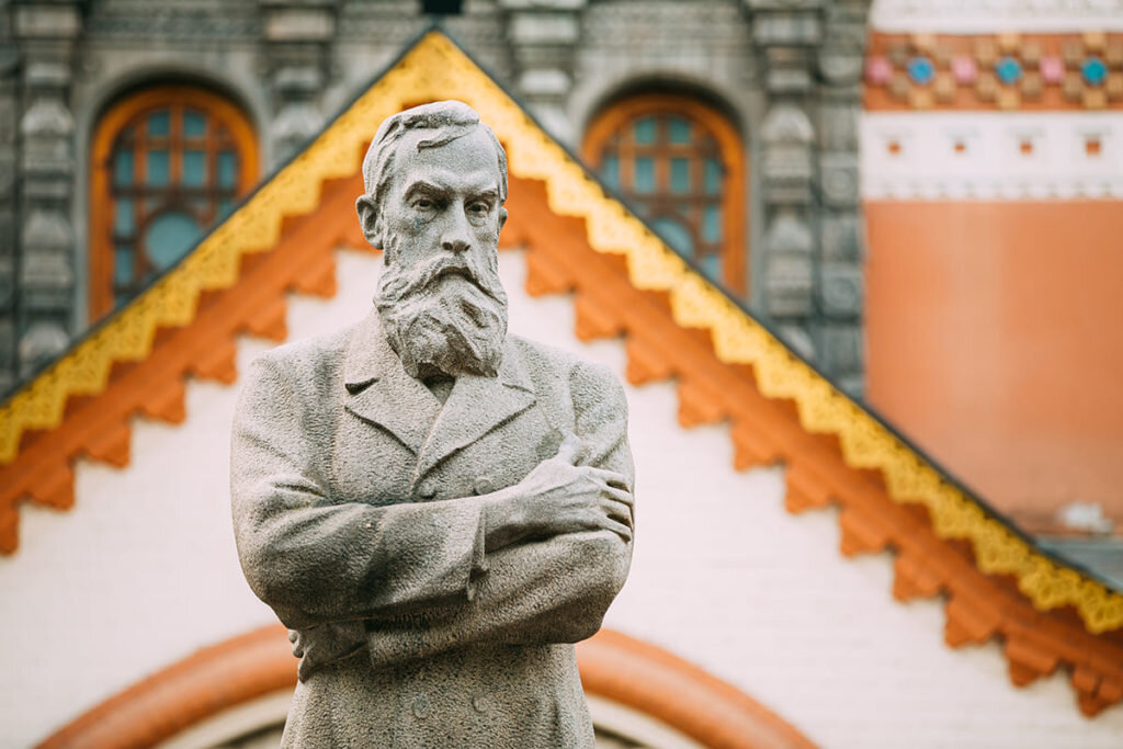 Памятник Третьякову перед галереей