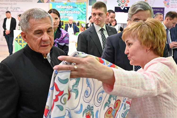    Простых смертных не пускали на ярмарку продукции и товаров народного промысла: «Зайти можно будет только после того, как ее обойдет Минниханов» Фото: rais.tatarstan.ru