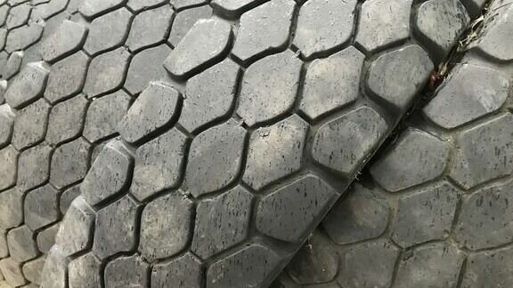     Ранее эксплуатировавшиеся автомобильные шины использовали в составе игровых конструкций. О нарушении рассказали в пресс-службе прокуратуры региона.