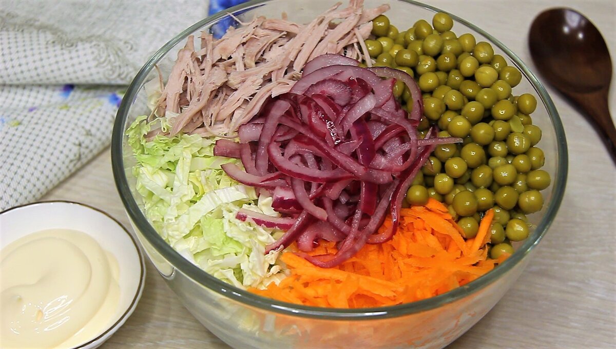 Салат с пекинской капустой и колбасой. Салат с копчёной курицей и пекинской капустой. Пекинская капуста с копченой колбасой. Пекинская капуста с маринованным луком. Винегрет со свежей капустой.