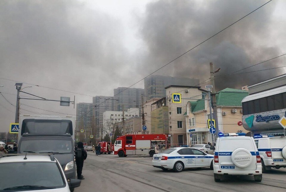     Распространившийся огонь послужил причиной взрывов емкостей с горюче-смазочными материалами. Фото: Александр БЗЕЗЯН.