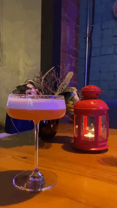 ELECTRIC 55 (Апероль, мартини бьянко, сироп жасмин, ананасовый сок, белок) - 550руб.