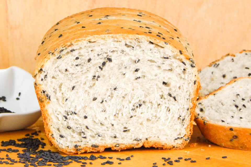 хлеб с кунжутом в духовке. постный хлеб. французский хлеб с кунжутом. безглютеновый хлеб мультизлаковый. хлеб с кунжутом ржано пшеничный.