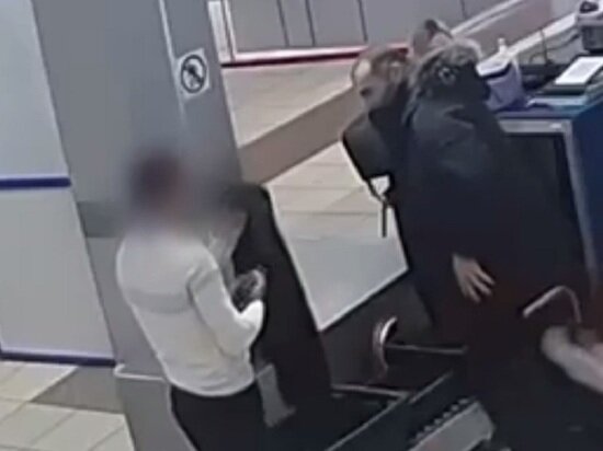     Вахтовик (в белой кофте) держит в правой руке найденный в корзине телефон. Фото: скриншот видео УТ МВД России по СФО.