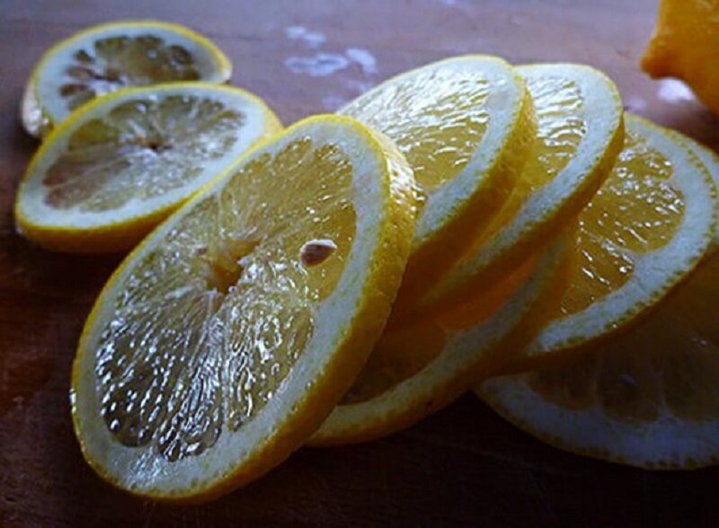 Как сохранить лимоны в домашних условиях. Лимон порезанный. Разрезанный лимон. Замороженный порезанный лимон. Лимон нарезанный дольками.