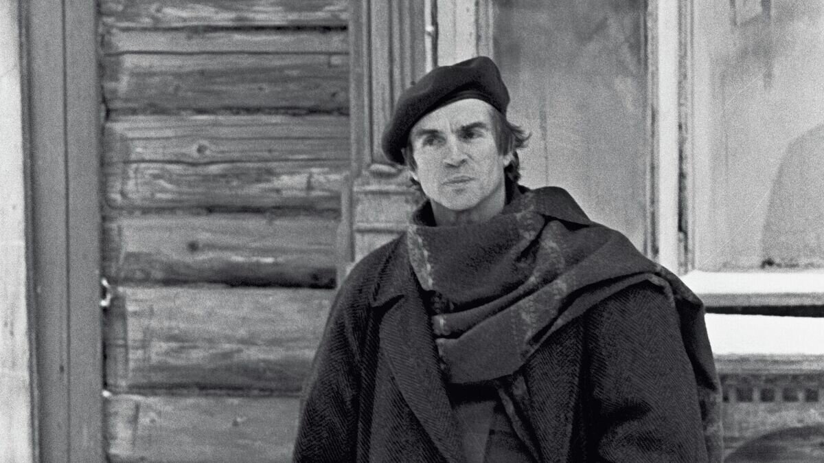 Рудольф Нуреев у дома по ул. Зенцова в Уфе, где жила его семья© РИА Новости / В. Воног