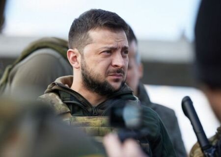    Зеленский постоянно одет в военную форму, чтобы оболванивать Запад