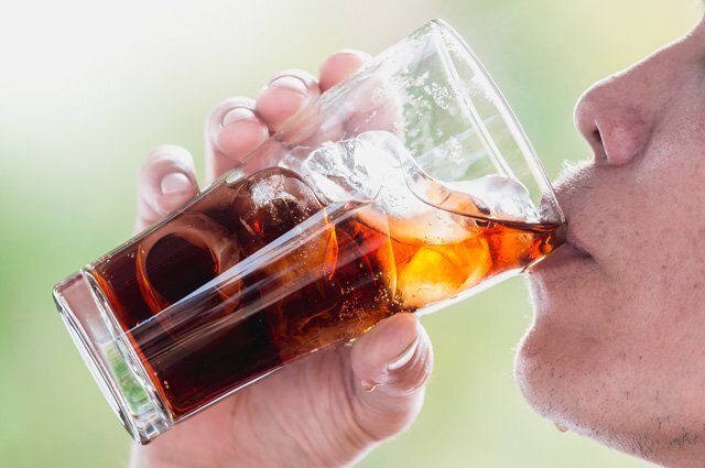    Правда ли, что из-за сладкой газировки мужчины лысеют?