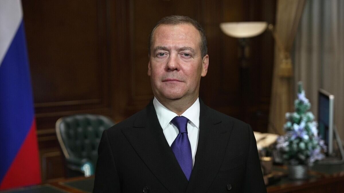    Заместитель председателя Совета безопасности РФ Дмитрий Медведев во время поздравления россиян с Новым годом© РИА Новости / Екатерина Штукина