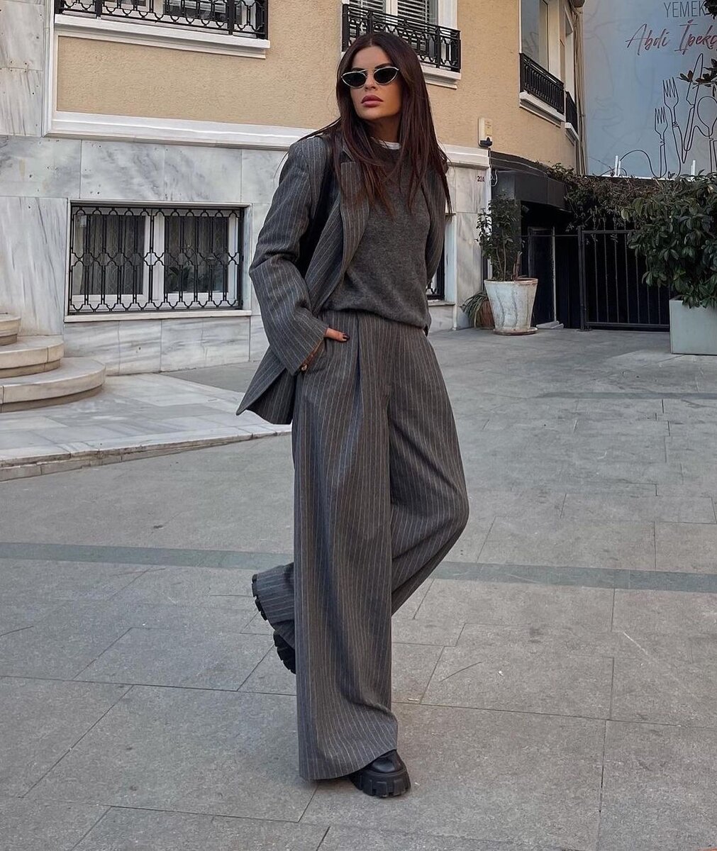    Обратите внимание на сочетание широких брюк с грубыми ботинкамиstyleandthebeach