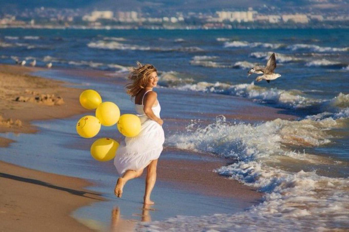 Получать удовольствие от каждого дня. Фотосессия на море. Летом на море. Девочка на море. Счастливая девушка.