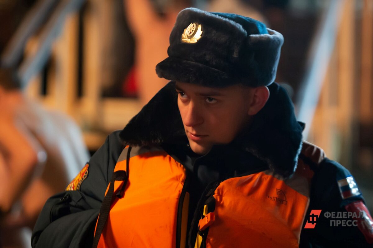 Полицейские проявляют мужество и отвагу при спасении людей.  Фото: ФедералПресс