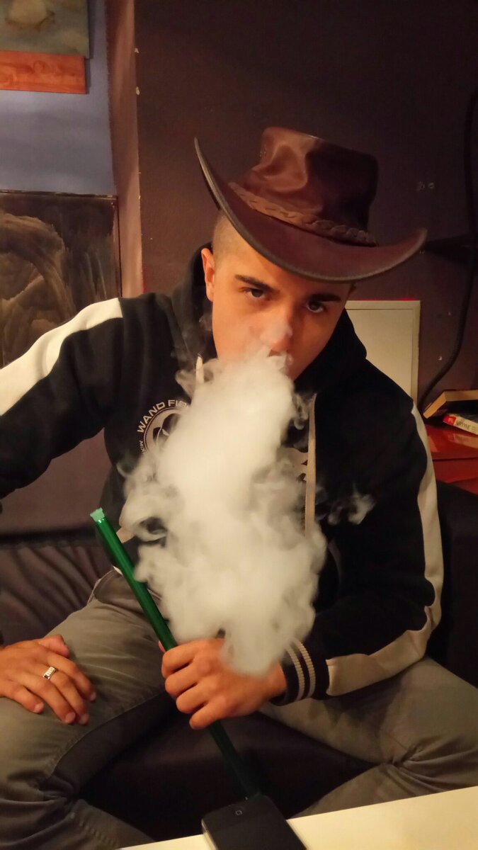 Это собственно я, лет так 6 назад. Очень любил "подымить" крепкие кальяны.
Я даже был владельцем кальянной.
Ежедневно скуривал 2 кальяна в день на протяжении четырех лет.