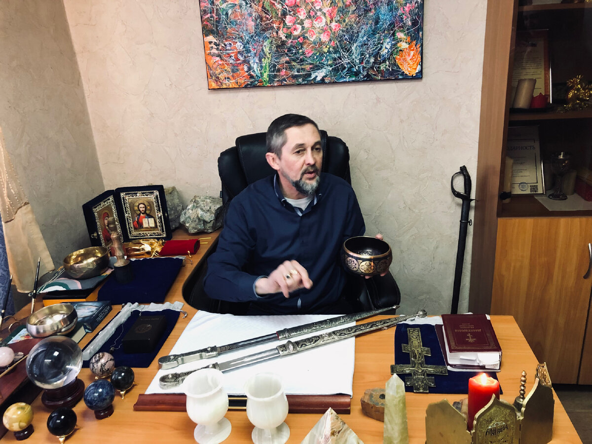 Александр Тишкин, практикующий белый маг, эзотерический наставник, основатель школы-турнира-клуба "Орегор", художник, поэт, и просто хороший человек)