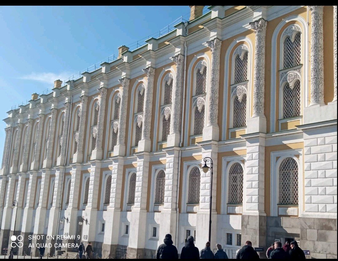 Оружейная палата, наверное, самый знаменитый музей Московского Кремля. Историю свою ведет с 1806 г., когда Александр I издал указ о преобразовании царской сокровищницы в музей.