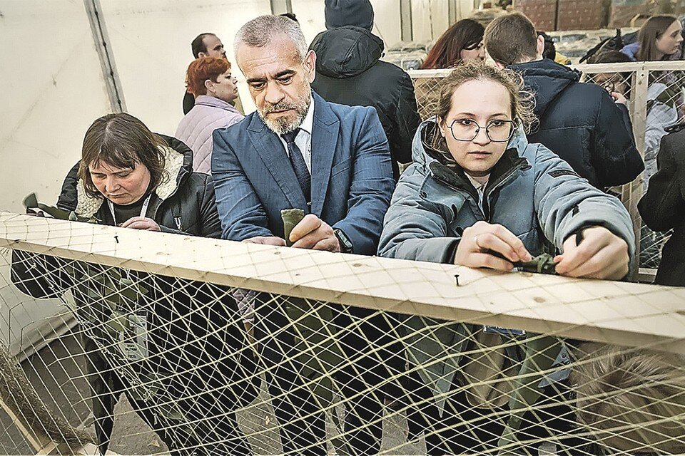     Работа в центре распределения гуманитарной помощи.