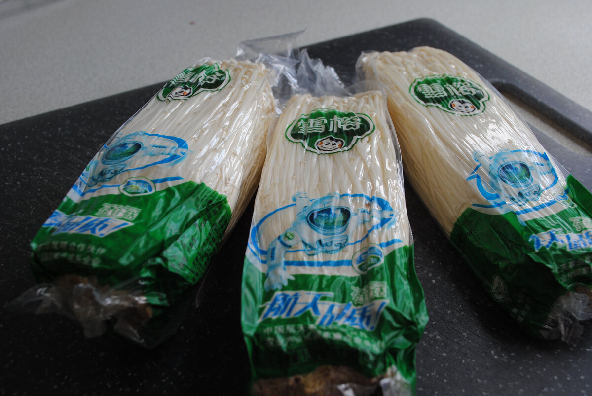 Грибы эноки в упаковке