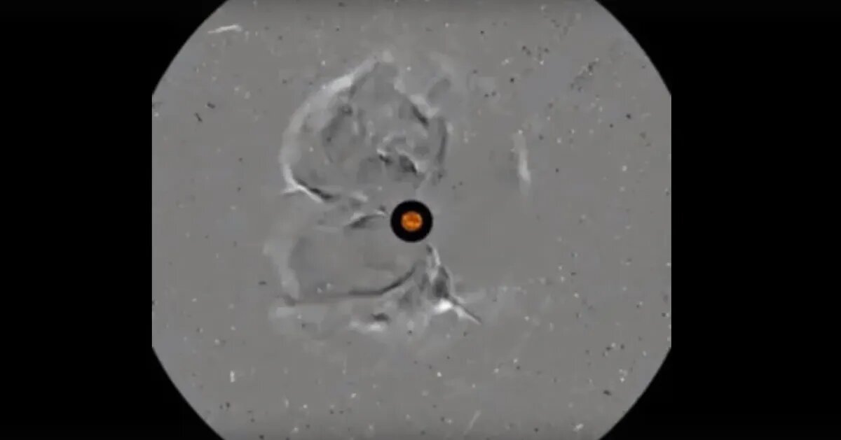 Выброс корональной плазмы в в ЧБ. Фото: www.spaceweatherlive.com
