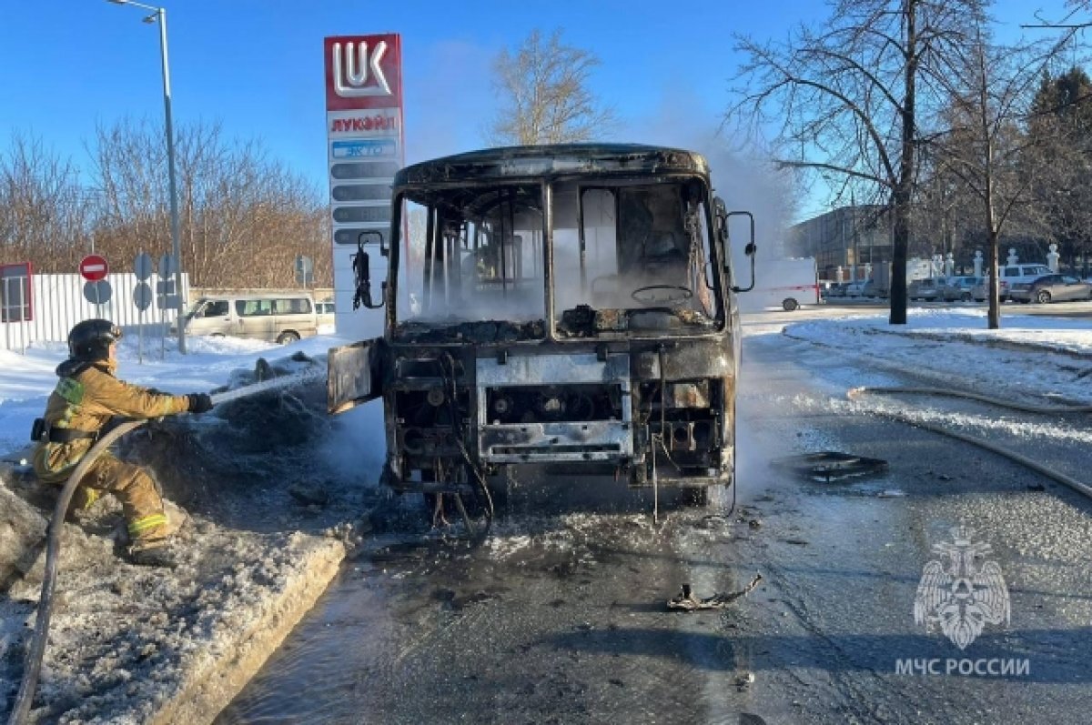    В Новосибирске загорелся автобус №189 на остановке на Богдана Хмельницкого