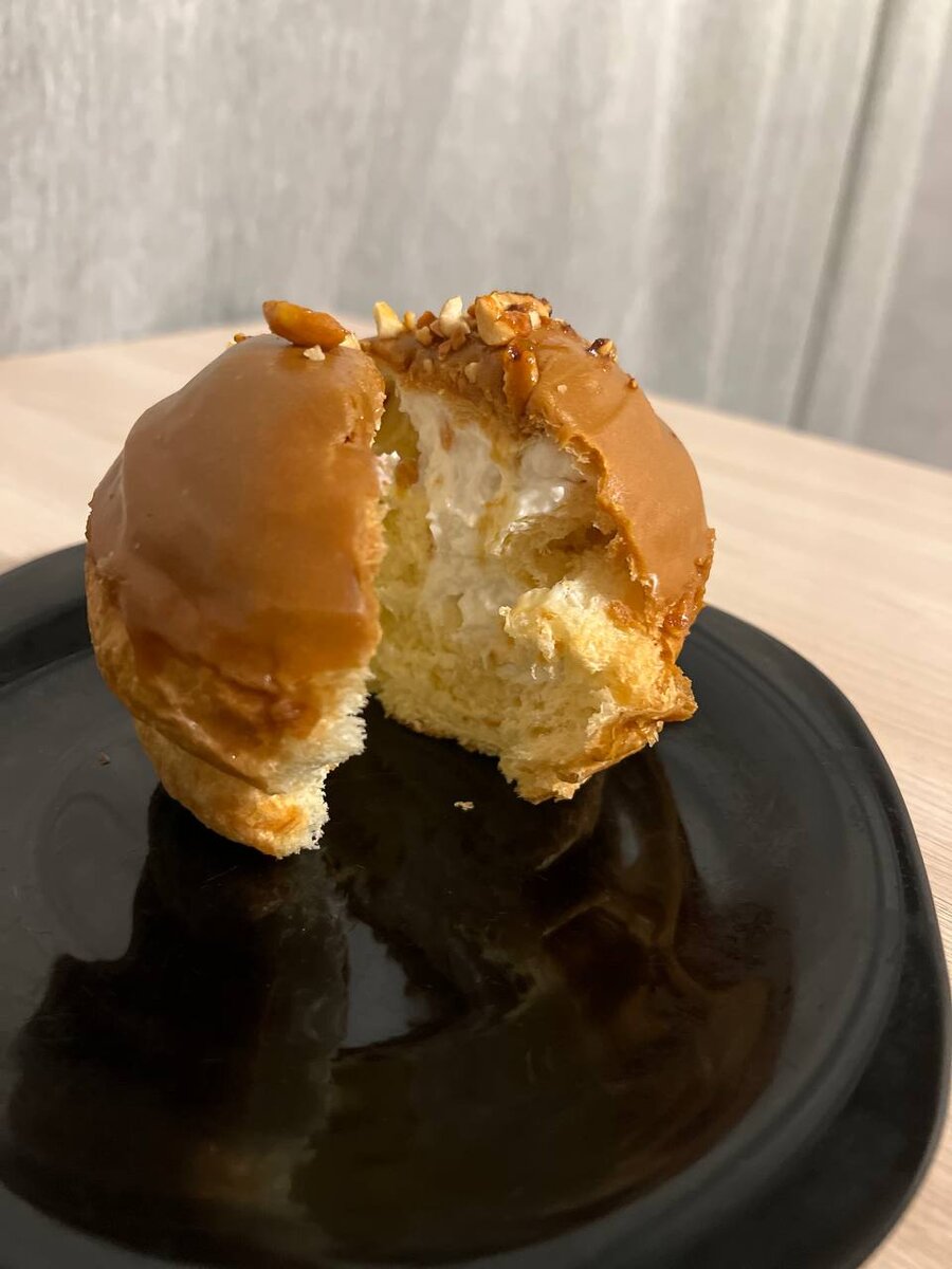 Крема внутри очень много