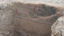    От здания мало что сохранилось, но видны следы украшений для стен. Фото: INRAP