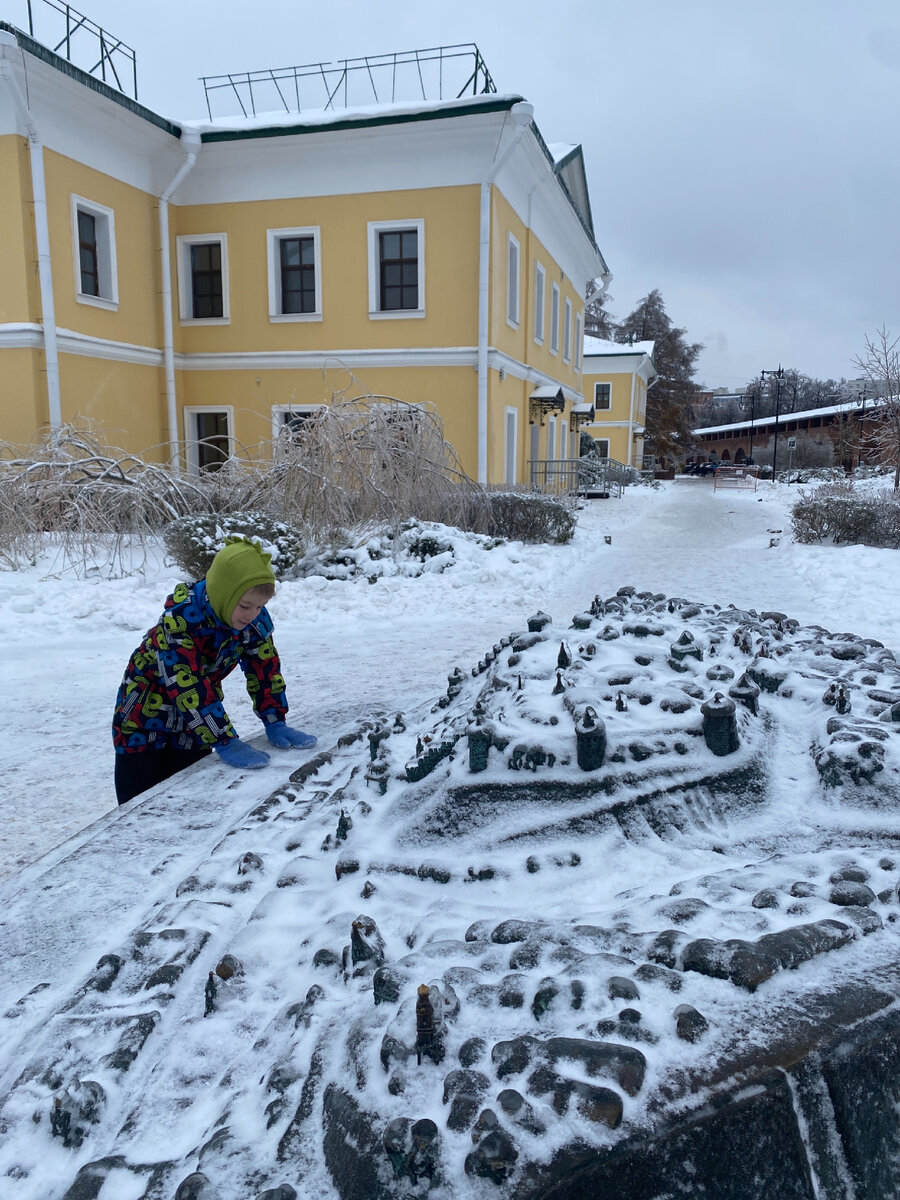 Фото автора. В Нижегородском кремле  есть такой макет, даже возле него Петя проводит очень много времени