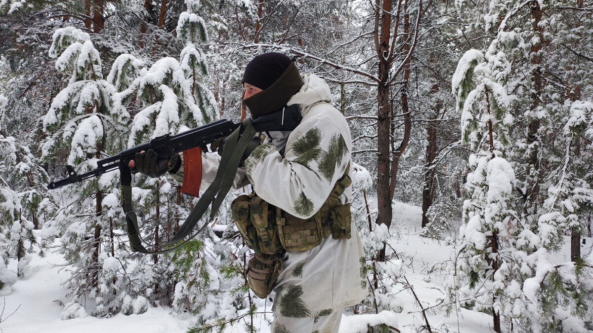 Приклад упёрт в плечо, оружие опущено под 45 град. вниз. С левого плеча.