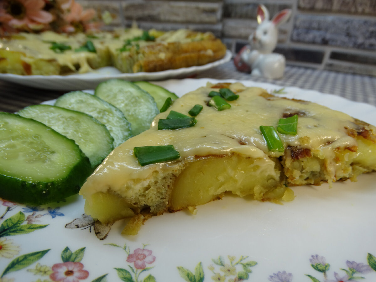 Омлет с вареным картофелем и сыром на сковороде 